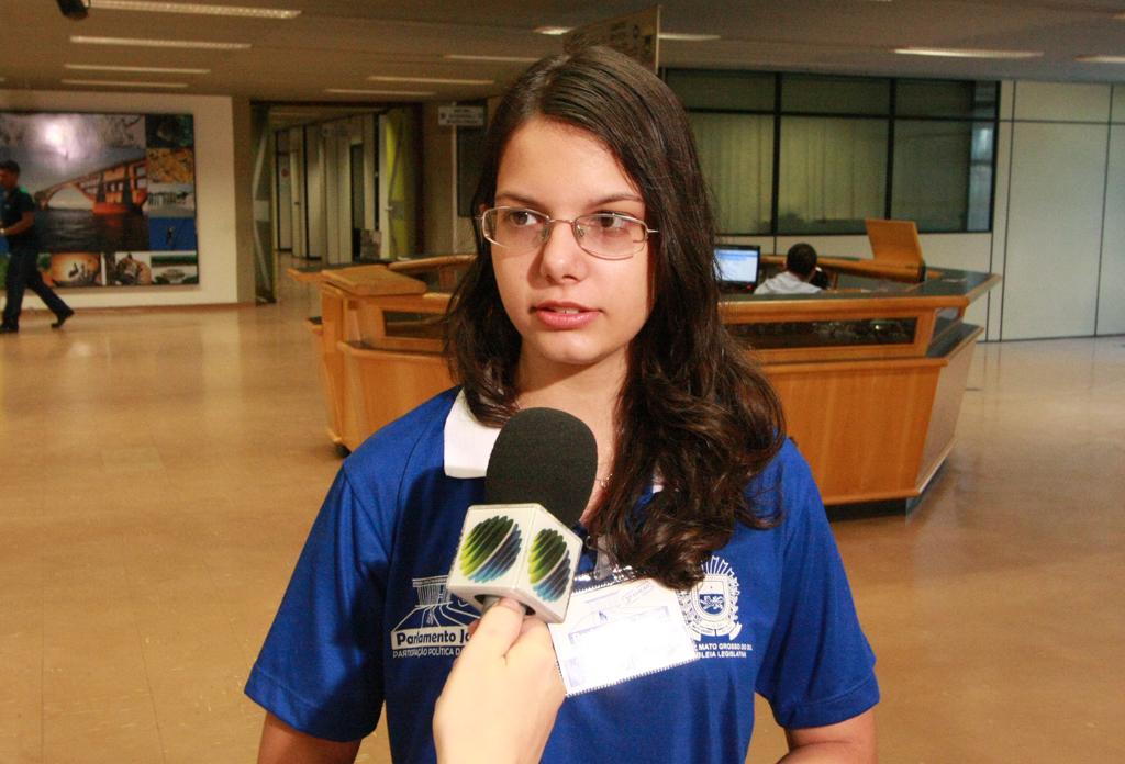 Imagem: Deputada estudante Letícia Catellan recentemente representou Parlamento Jovem de MS na Colômbia.