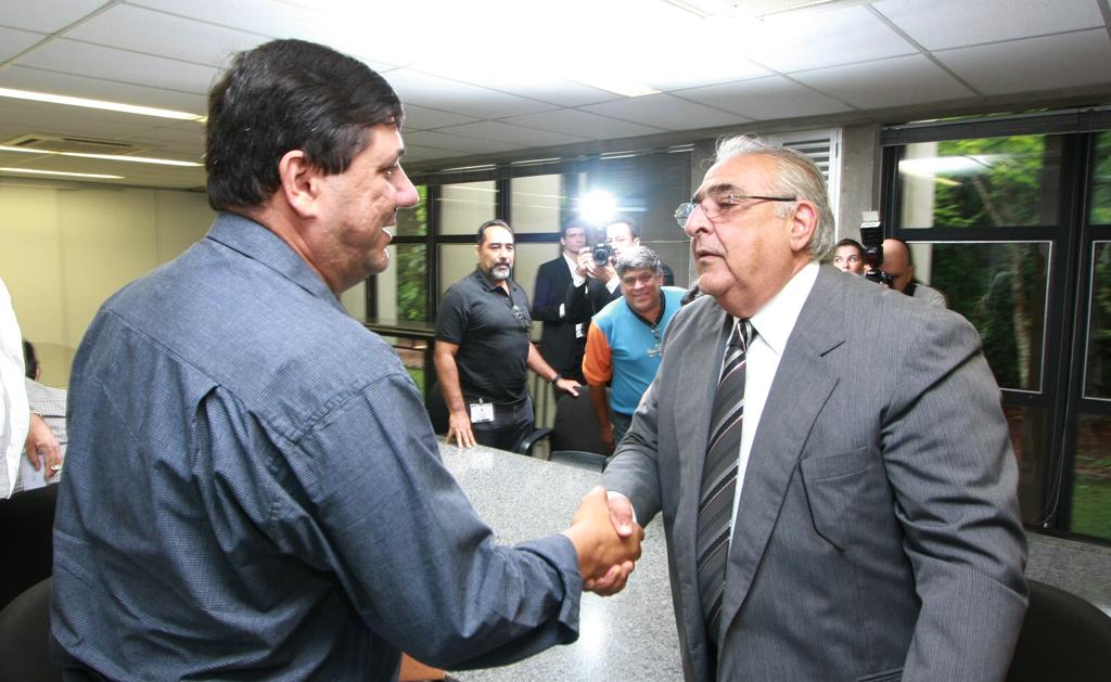 Imagem: Presidente da Fetems, Roberto Botareli foi novamente recebido por Jerson Domingos na Presidência da Assembleia Legislativa.