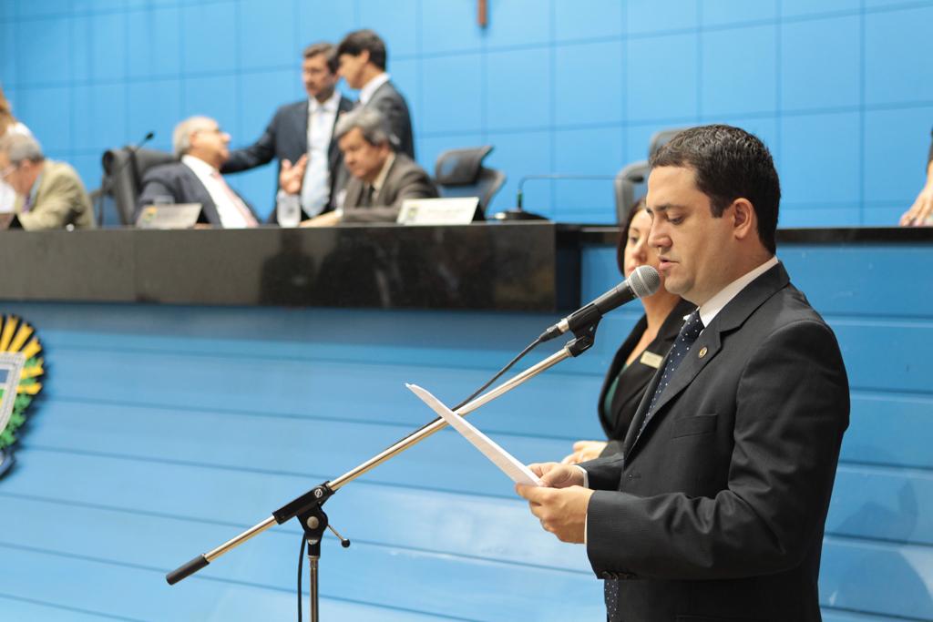 Imagem: Marcio Fernandes apresenta reinvindicações durante sessão