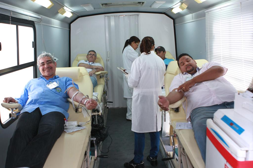 Imagem: Servidores doam sangue no ônibus do Hemosul.