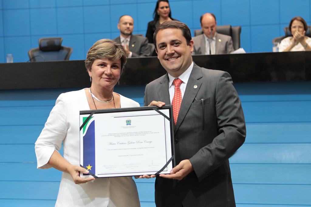 Imagem: Maria Cristina Carrijo, diretora-presidente da Iagro, recebe título de Cidadão Sul-Mato-Grossense do deputado Marcio Fernandes.