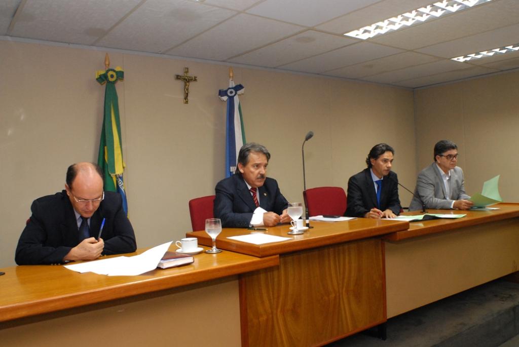 Imagem: Parlamentares que compõem a CCJR durante reunião no plenarinho Nelito Câmara.