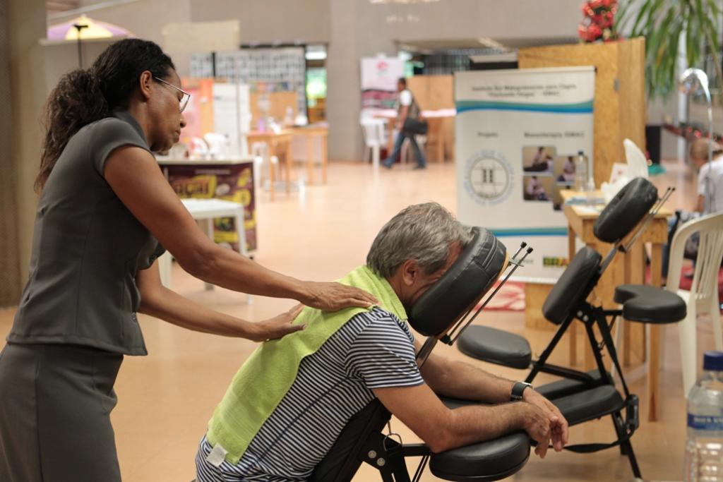 Imagem: Na Semana da Saúde, servidores da Casa também podem receber massagens antiestresse.