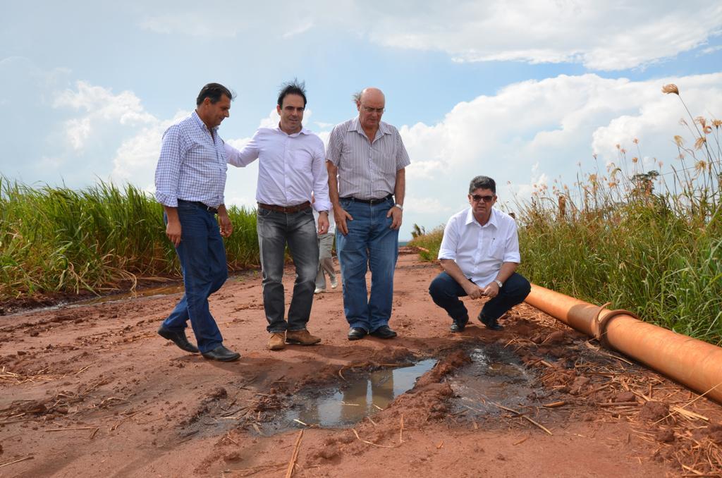 Imagem: Comissão de Meio Ambiente confere acúmulo de vinhoto nos pontos de vazamento nos canos que conduzem líquido à lavoura.