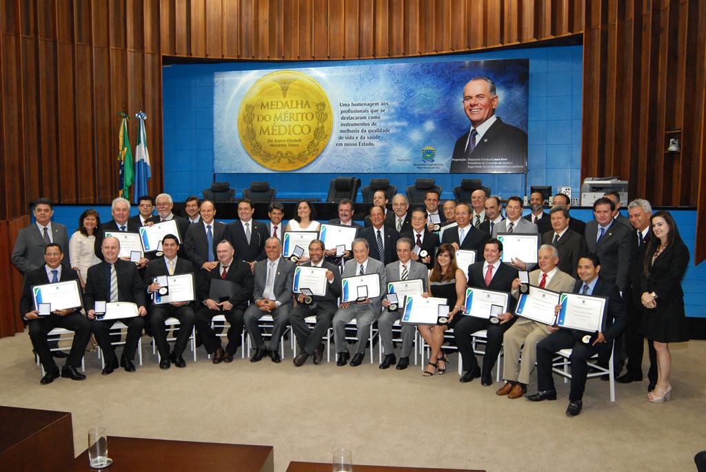 Imagem: Médicos agraciados com medalha "Dra. Jeanne Elizabeth Wanderley Tobaru" posam para foto no plenário Júlio Maia.