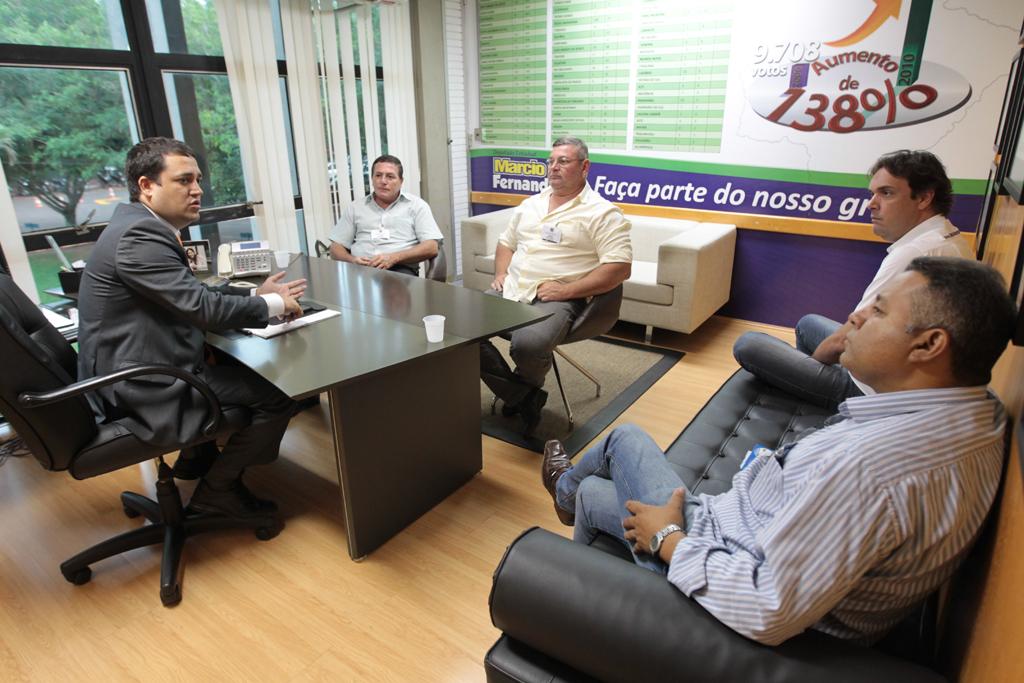 Imagem: Deputado recebe vereador Cláudio e José Divino no gabinete
