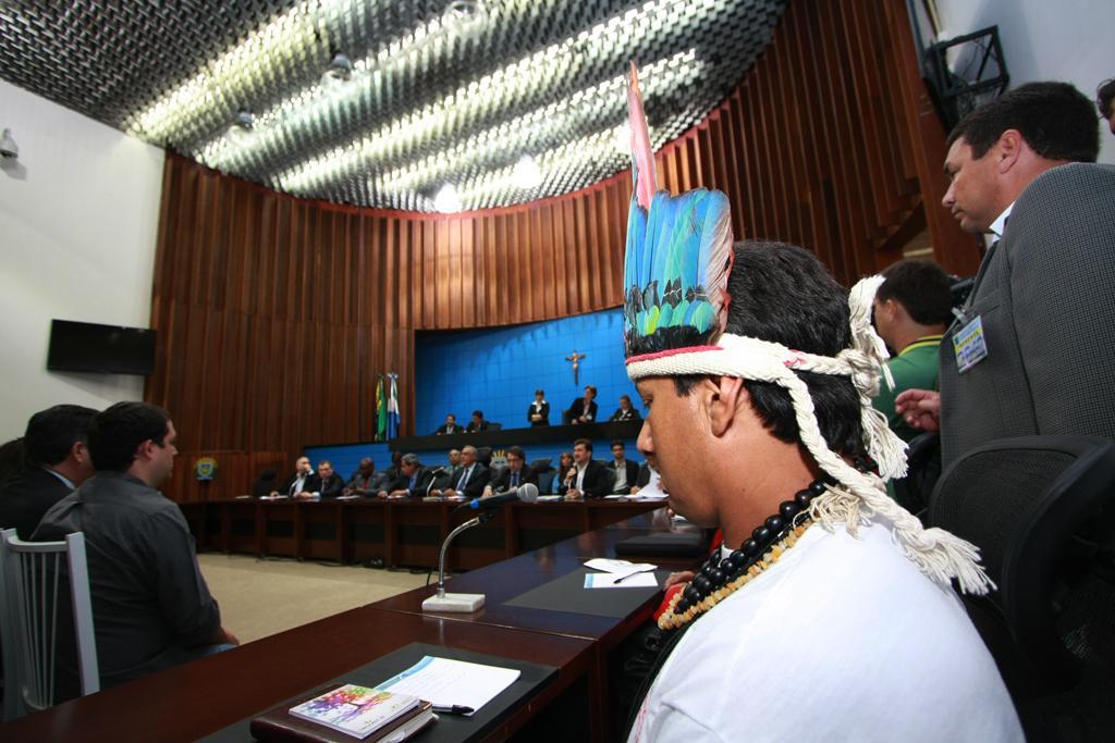 Imagem: Reunião com Comitiva Federal para discutir questão indígena em MS acontece no plenário.