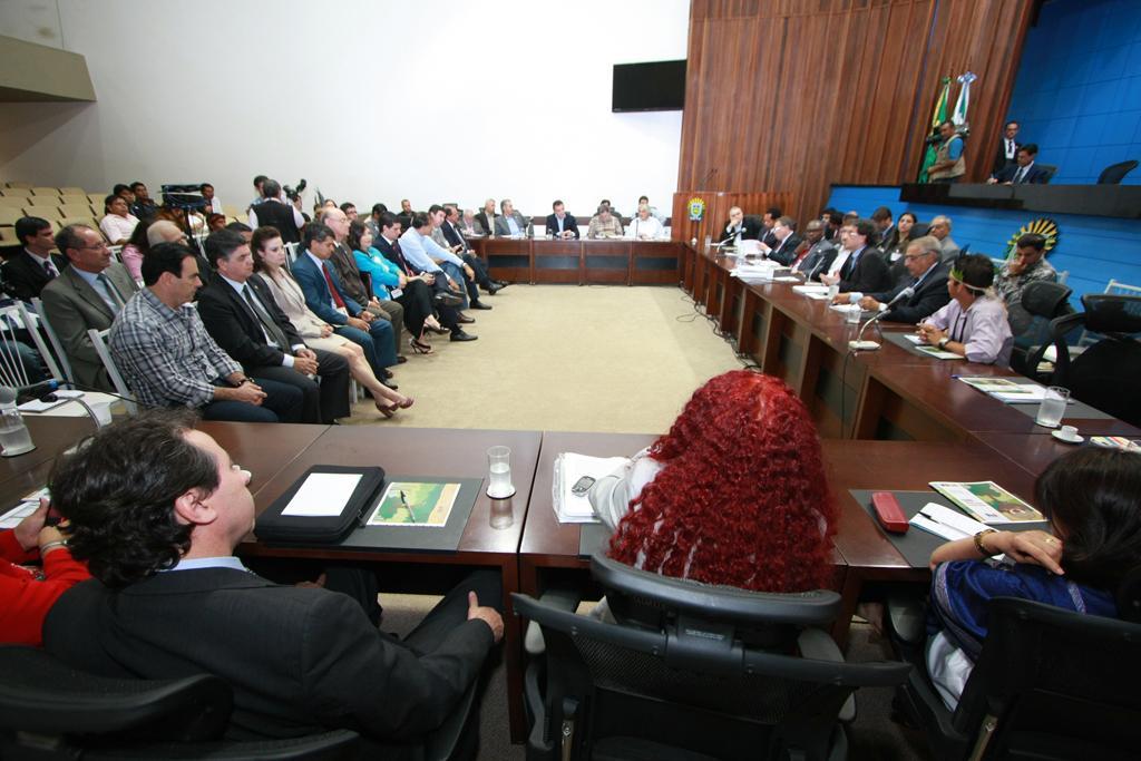 Imagem: Reunião com comitiva do Governo Federal é realizada no plenário.