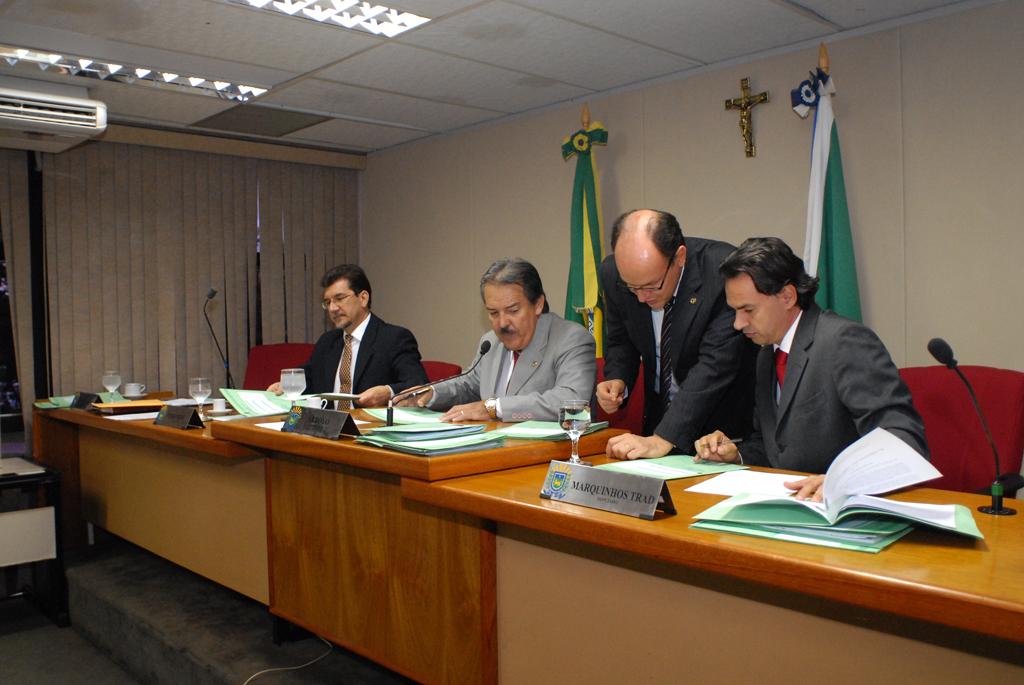 Imagem: Reunião da CCJR acontece às terças-feiras no plenarinho.