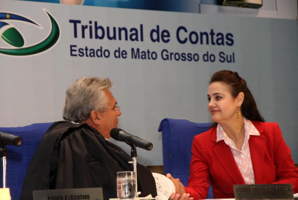 Imagem: Conselheiro Cicero Antonio de Souza conversando com deputada Mara Caseiro durante solenidade que o empossou presidente do TCE.