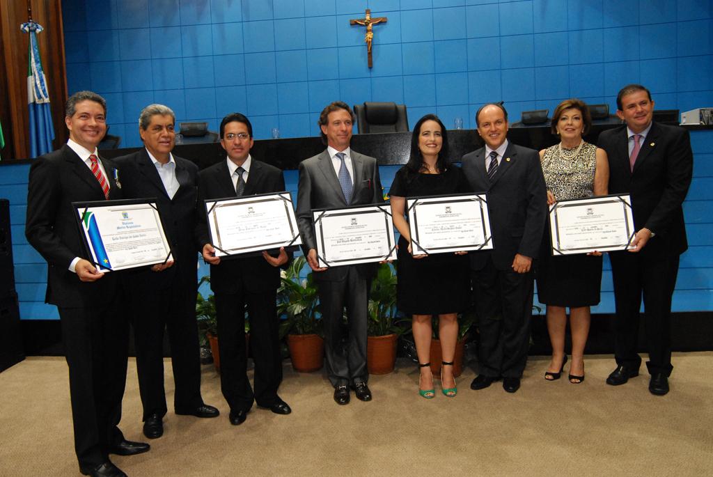 Imagem: Deputados Junior Mochi e Eduardo Rocha entregaram homenagens a 5 pessoas atuantes em MS.