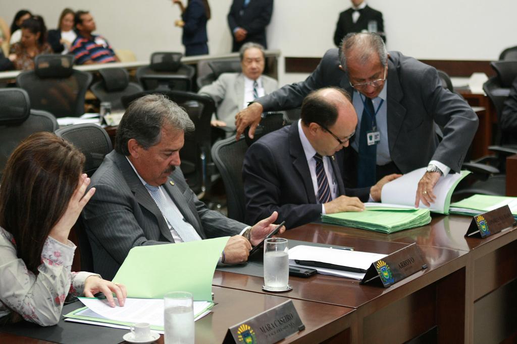 Imagem: Deputados durante sessão plenária nesta quinta-feira.