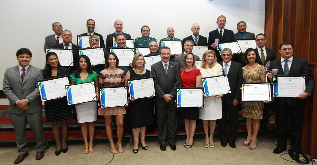 Imagem: Homenageados receberam títulos e comendas em sessão no plenário Júlio Maia.