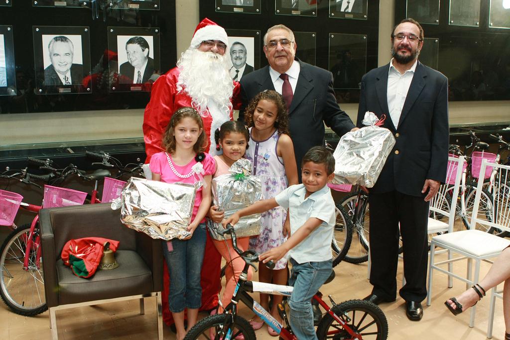 Imagem: Deputado Jerson Domingos, presidente da AL, participa de entrega de brinquedos.