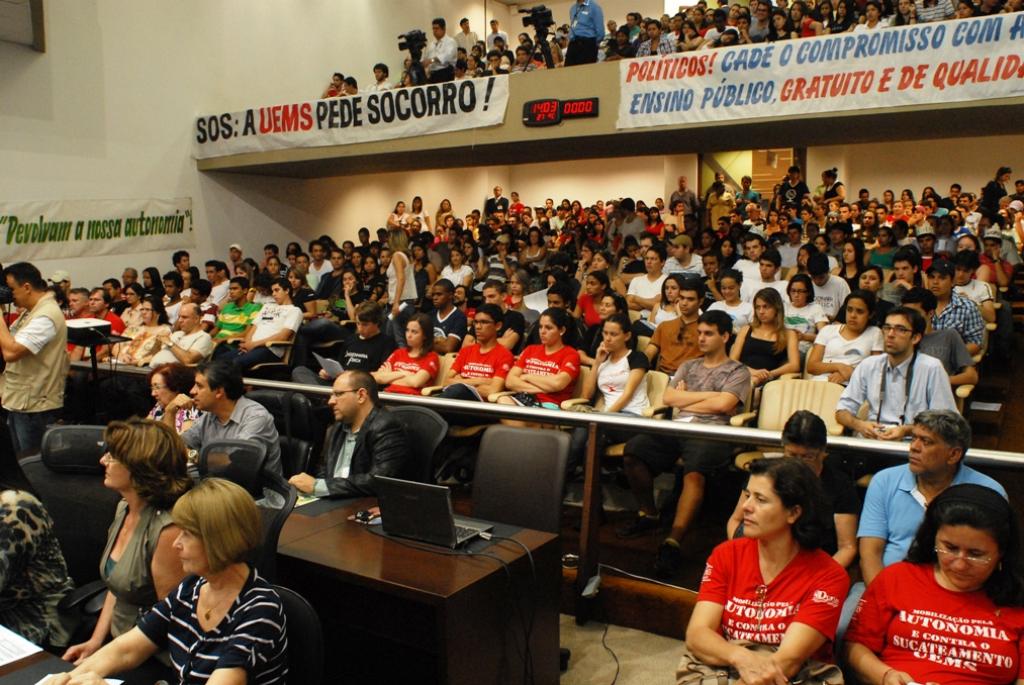 Imagem: Audiência pública para discutir função social da UEMS lotou plenário no dia 3 de outubro.