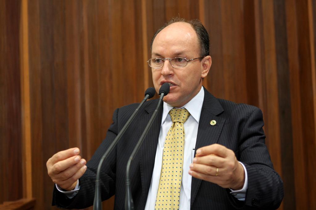 Imagem: Deputado Junior Mochi ocupou a tribuna para defender projeto de lei.