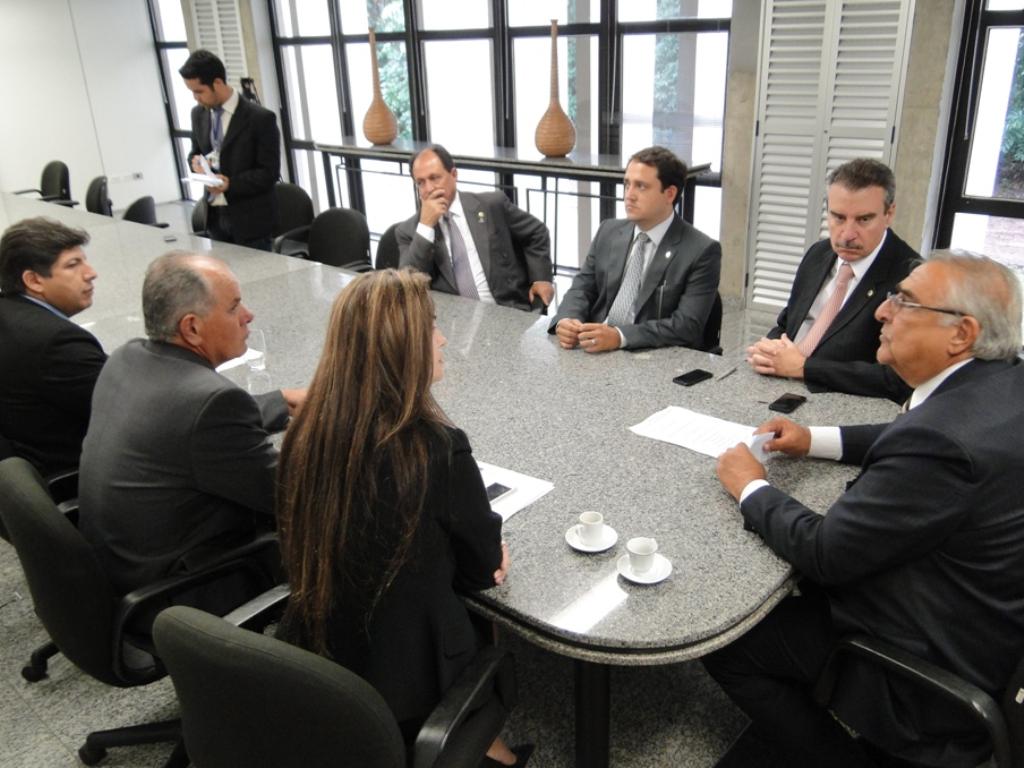 Imagem: Reunião entre Jerson Domingos e deputados de partidos nanicos aconteceu na sala da presidência.