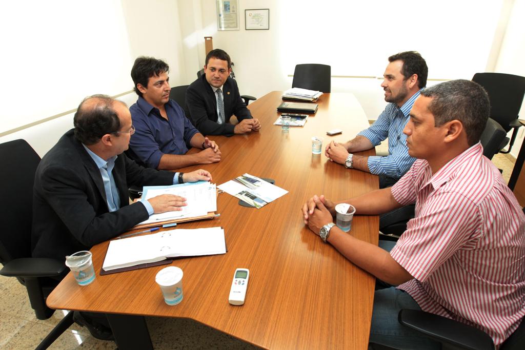 Imagem: Deputado Marcio Fernandes (centro) acompanhou o prefeito Juvenal na reunião