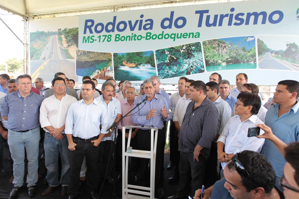 Imagem: Entrega da obra contou com a presença do ministro do Turismo, Gastão Vieira 