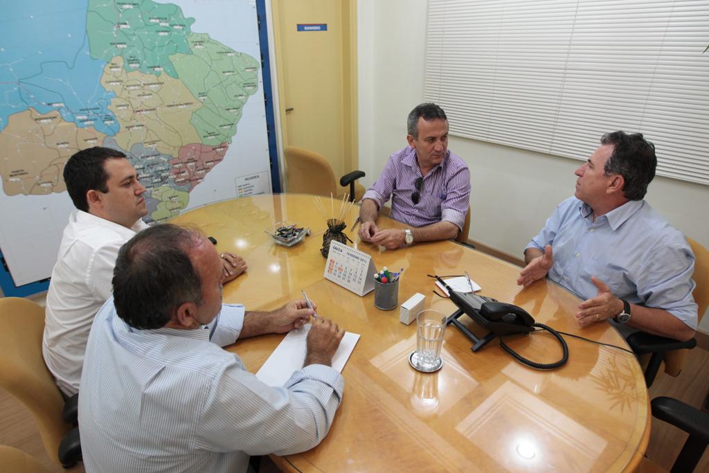 Imagem: Marcio Fernandes e o prefeito no escritório do deputado Giroto