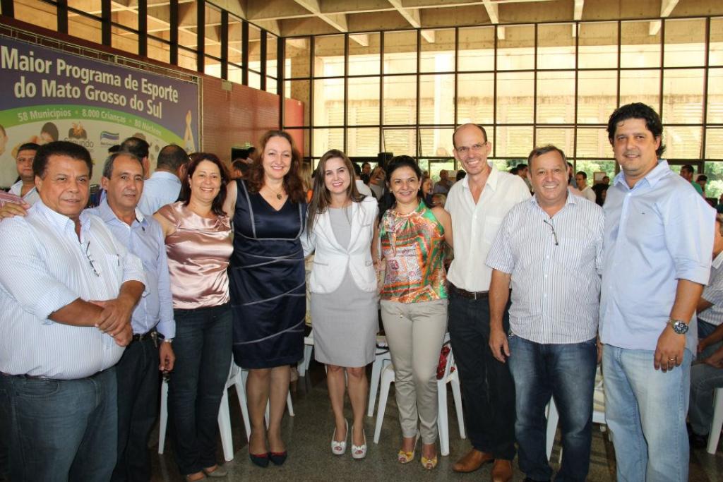Imagem: Mara Caseiro participa da entrega dos kits ao lado de prefeitos do Conesul