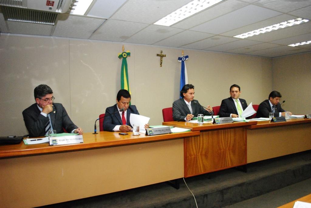 Imagem: Deputados integrantes da CCJR durante reunião no plenarinho.