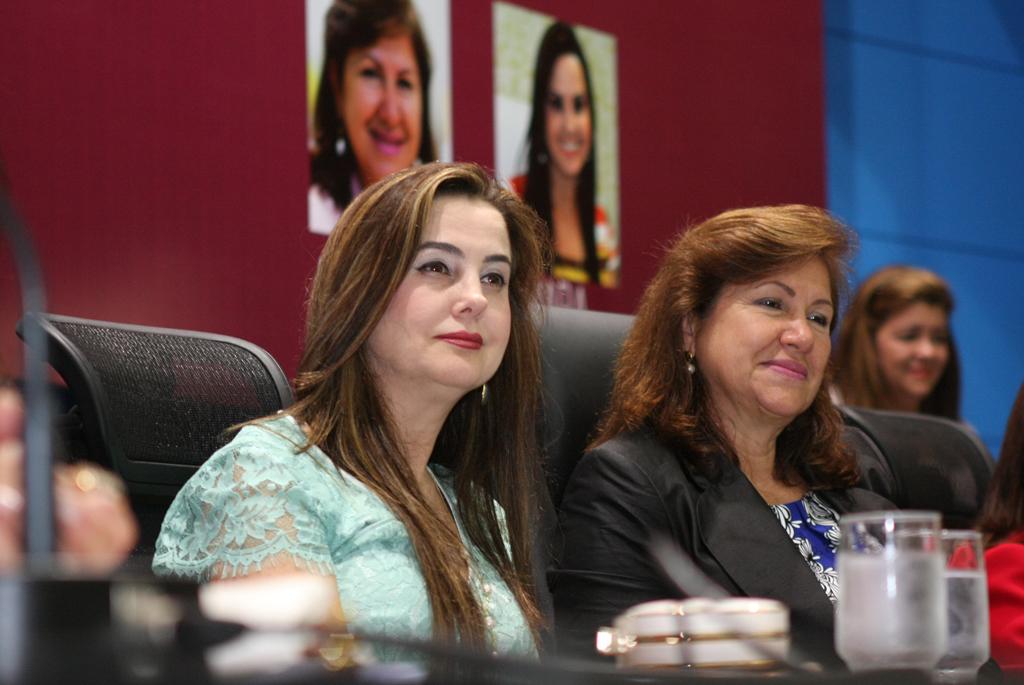 Imagem: Deputadas Mara Caseiro e Dione Hashioka durante evento.