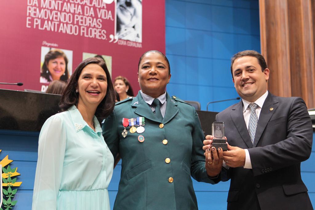 Imagem: A filha da saudosa deputada Celina, Fabiana, a sargento e o deputado Marcio Fernandes