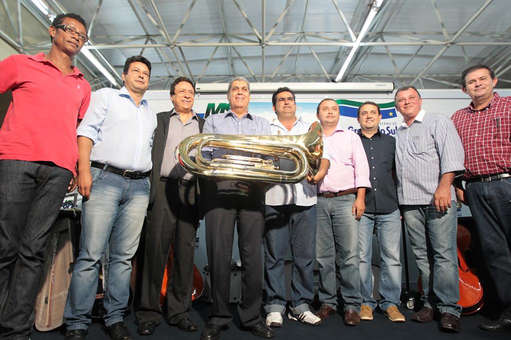 Imagem: Prefeito de Bandeirantes, Márcio Faustino recebe instrumento