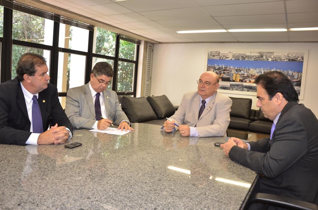 Imagem: Parlamentares integrantes da Comissão de Meio Ambiente se reuniram nesta tarde para conversar sobre audiência.