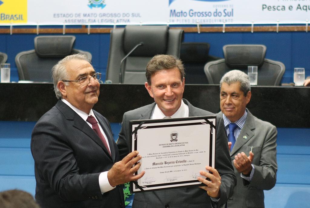 Imagem: Ministro Marcelo Crivella recebe título de cidadão sul-mato-grossense das mãos de Jerson Domingos.