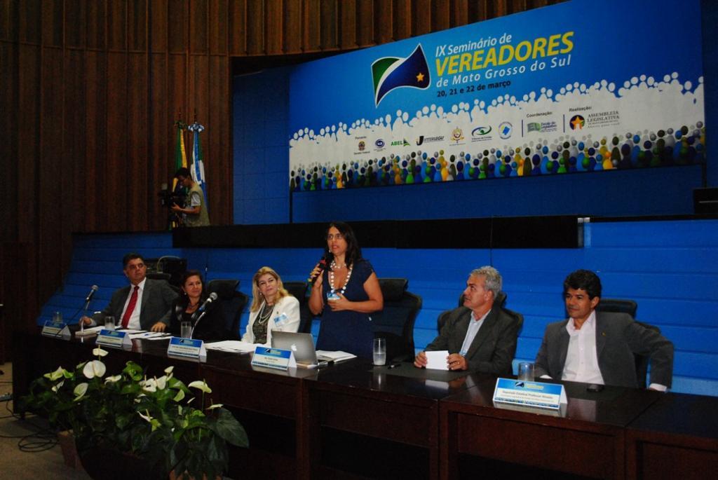 Imagem: Vinda do Senado, palestrante dá aula sobre atividade parlamentar a vereadores.