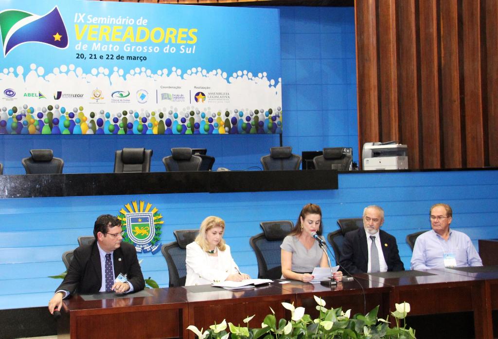 Imagem: Mara Caseiro é a mediadora do debate após palestra do especialista em Administração Pública e Financeira