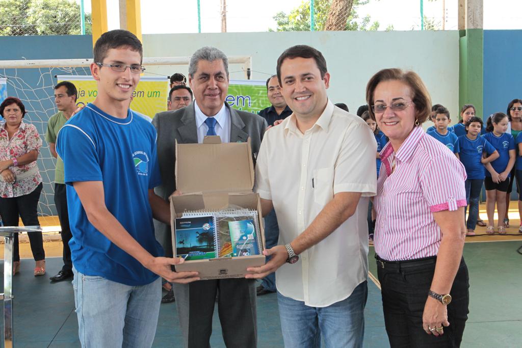 Imagem: Entre o governador e a secretária, Marcio Fernandes entrega kit a estudante