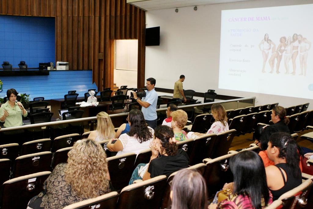 Imagem: Servidoras participam de bate-papo com enfermeiras no plenário da Assembleia.