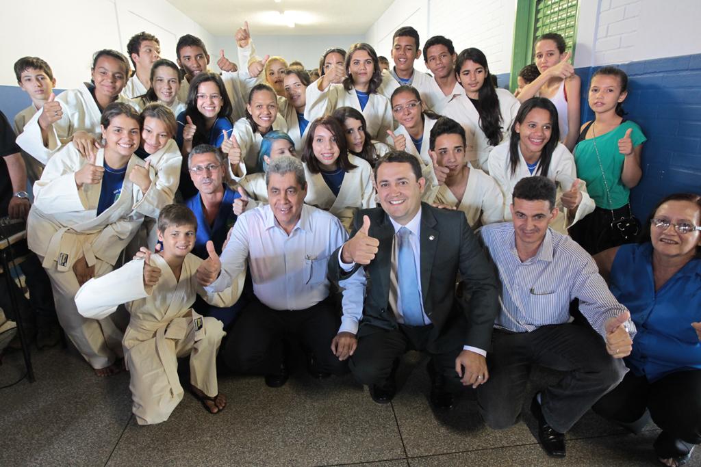 Imagem: Governador, Marcio Fernandes e o diretor Edvaldo com as crianças beneficiadas pelo +1 Esperança Olímpica