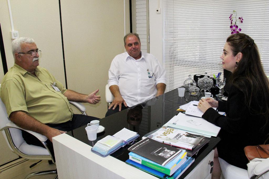 Imagem: Mara Caseiro conversa com prefeito e com gerente de licitações sobre produção pesqueira na região
