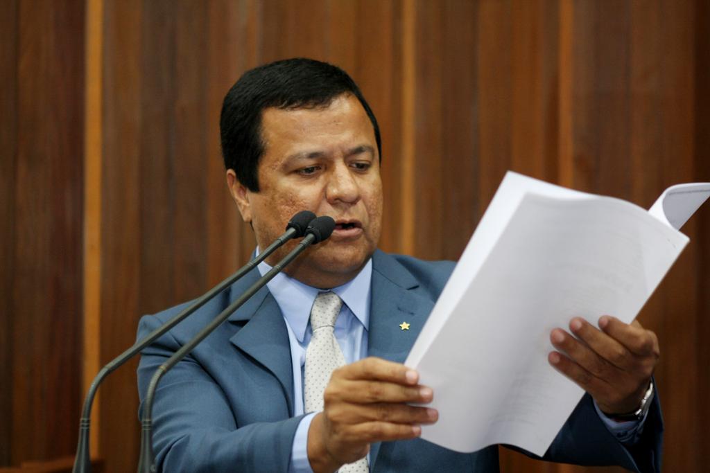 Imagem: Deputado Amarildo Cruz comemora aprovação da PEC.