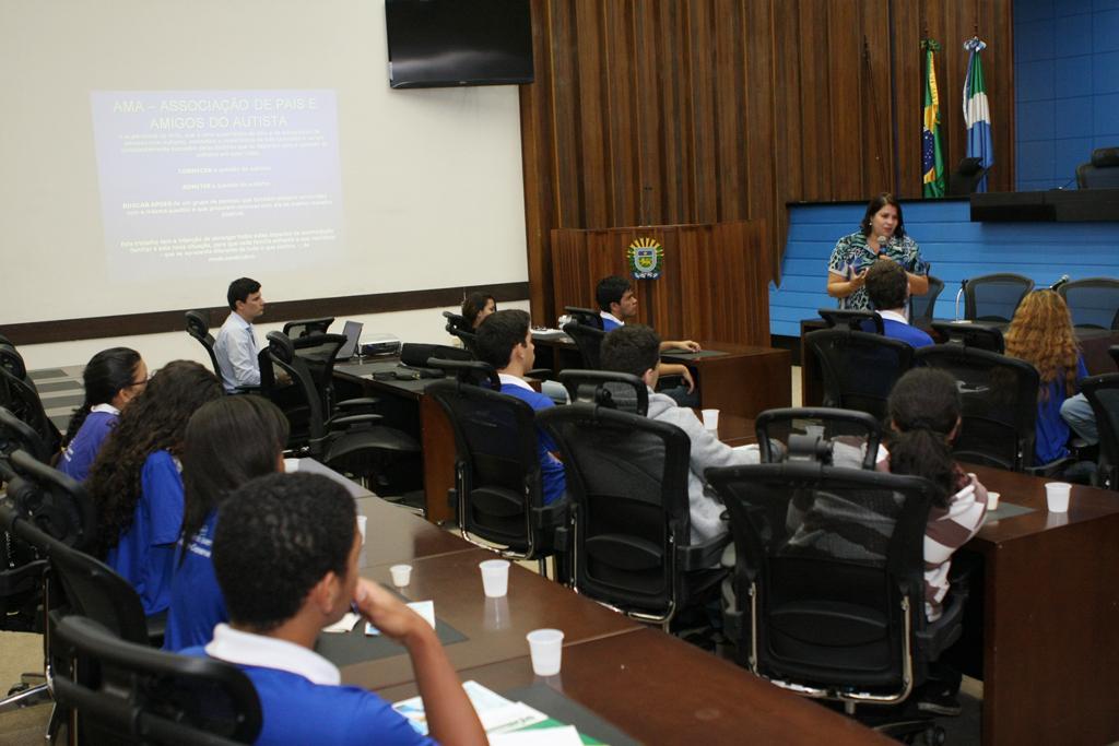 Imagem: Deputados estudantes também se informaram sobre o Parlamento Jovem Brasileiro, que acontecerá em Brasília no mês de setembro.