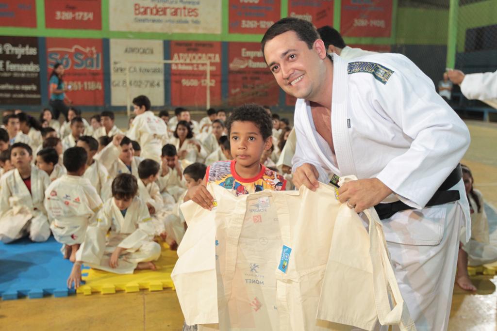 Imagem: Deputado Marcio Fernandes entrega quimono a menino beneficiado pelo projeto