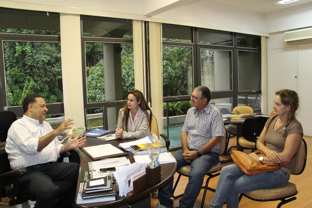 Imagem: Mara Caseiro e Bottega conversam com Roldão sobre aquicultura na Agraer