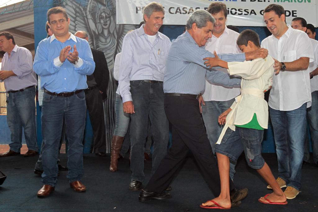 Imagem: Governador "luta" com criança do projeto de judô Esperança Olímpica