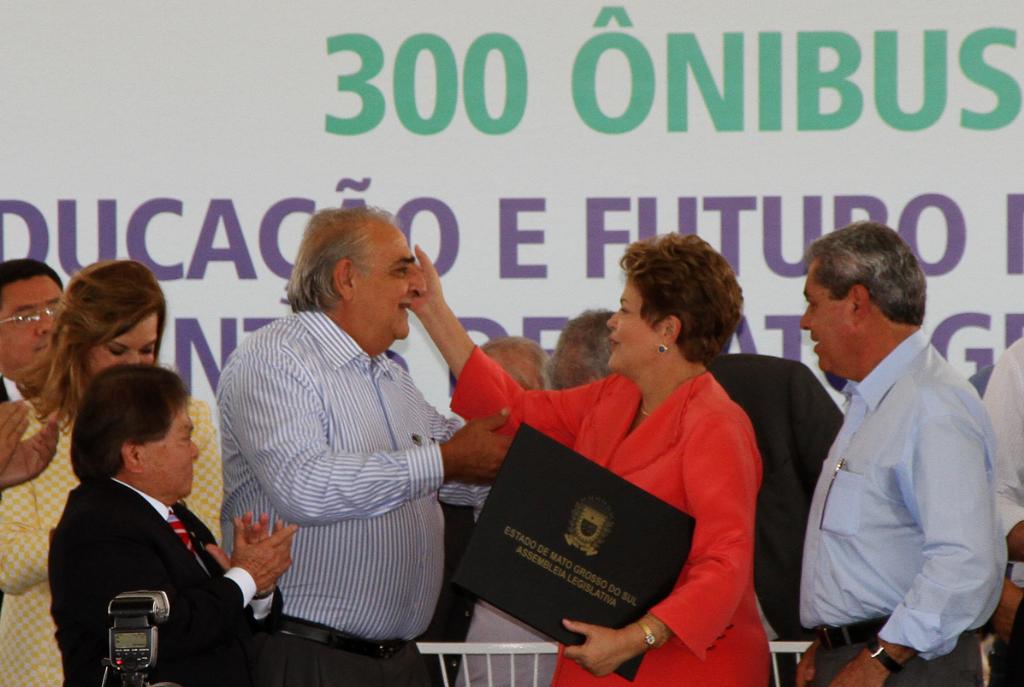 Imagem: Deputado Jerson Domingos entrega honraria à Dilma Rousseff.