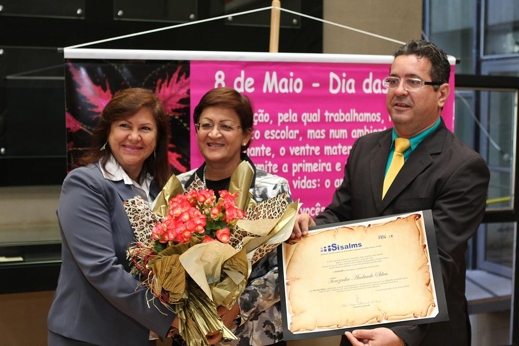 Imagem: Deputada Dione Hashioka e servidora recebem congratulações do presidente do Sisal/MS, Nailor Vargas.