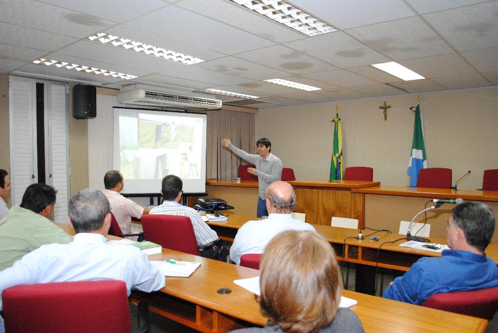 Imagem: Reunião da comissão juntamente com o Grupo de Trabalho criado para aprimorar projeto ocorreu no plenarinho.