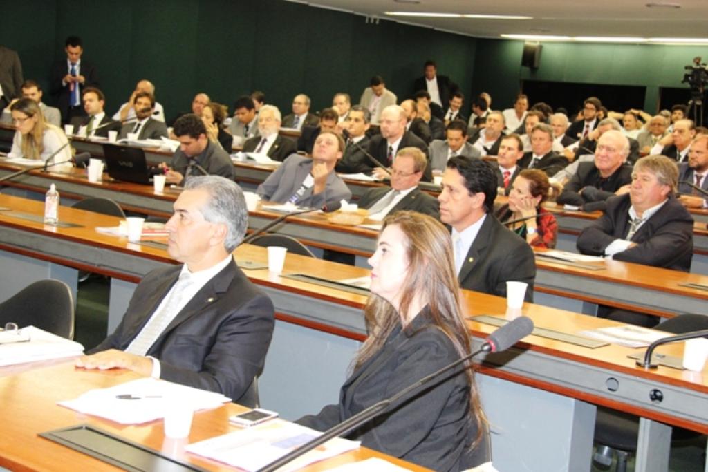 Imagem: Mara Caseiro durante a audiência ao lado do deputado Reinaldo Azambuja