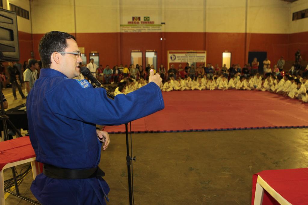 Imagem: Deputado Marcio Fernandes falando com os judocas
