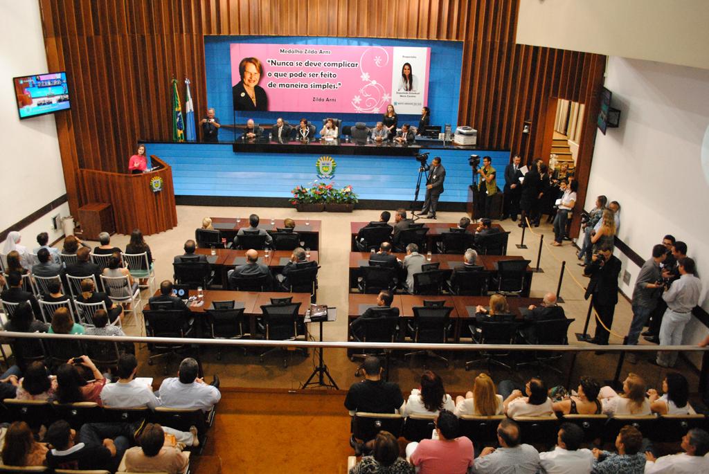 Imagem: Plenário lotado na sessão solene para entrega da medalha.