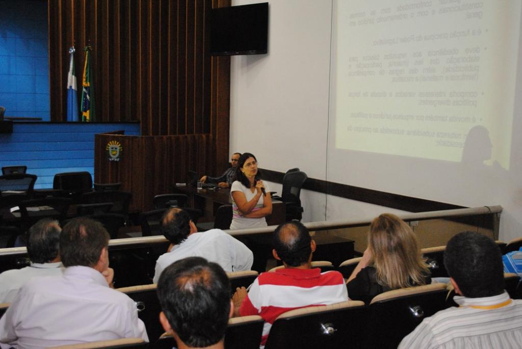 Imagem: Curso é ministrado no plenário Júlio Maia.