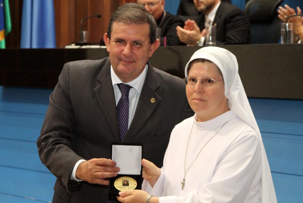 Imagem: Dep. Eduardo Rocha respresentando o deputado Marcio Fernandes na entrega da medalha a irmã Madalena.